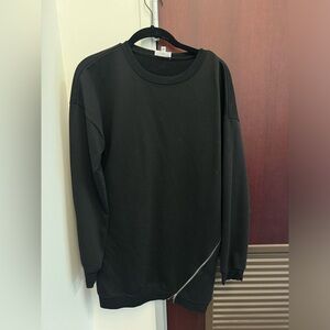 Oversized black sweater with zipper